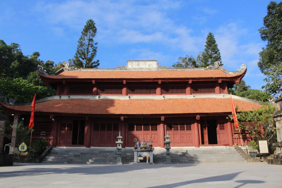 Leo núi ngắm lá phong trên chùa cổ 700 năm tuổi tại Hải Phòng